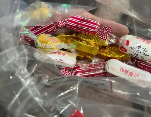 ▲金魚、金幣巧克力還有牛軋糖、足球巧克力、冬瓜條糖等等，都是春節零食常客。。（示意圖／取自爆廢公社）