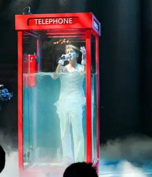 ▲吳克群將在《紅白藝能大賞》舞台在電話亭中注水開唱，演出超級精彩。（圖/台視提供）