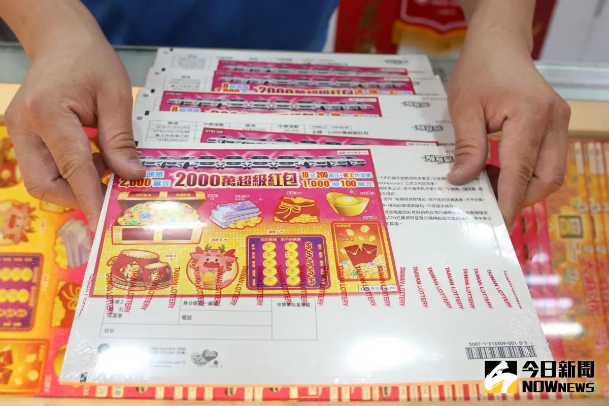 ▲太幸運了吧！新北土城一名「美魔女」幸運同時刮出10萬與100萬大獎。（圖／NOWnews攝影中心）