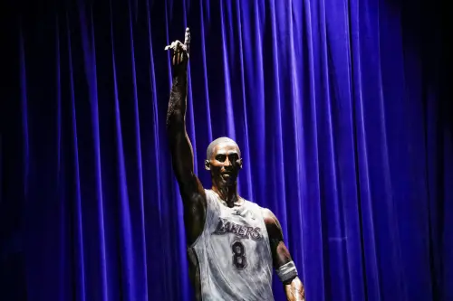 ▲Kobe Bryant選擇了81分之夜,當作他的雕像姿勢,並將陳列在洛杉磯湖人的主場體育館外。(圖/美聯社/達志影像) ▲Kobe Bryant選擇了81分之夜,當作他的雕像姿勢,並將陳列在洛杉磯湖人的主場體育館外。(圖/美聯社/達志影像)
