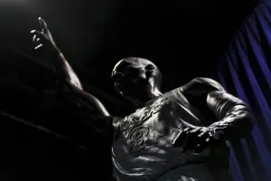 NBA／Kobe愛妻解惑「老大」雕像動作　「各位有意見也沒辦法」
