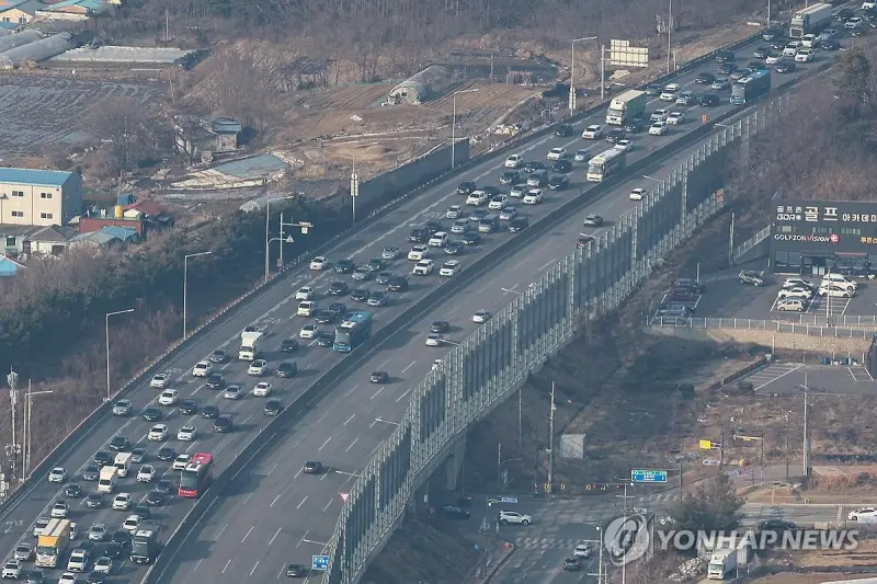 ▲韓國春節假期首日高速公路湧現車潮。（圖／翻攝自《韓聯社》）