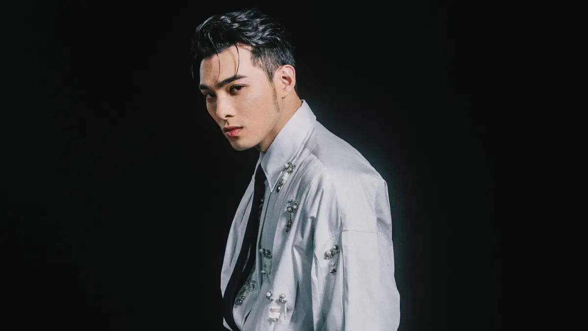 ▲黃偉晉因為跟LE SSERAFIM的地瓜球互動，坦言已留下陰影，仍敬業宣傳除夕特別節目《超級巨星紅白藝能大賞》播出。（圖／黃偉晉FB）