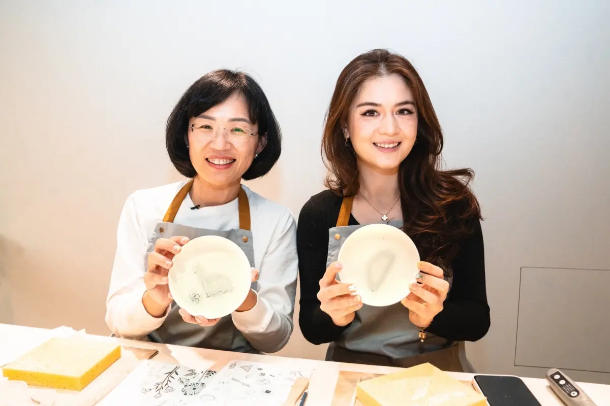 ▲蘇巧慧帶著「台美小姐」杜若薇到選區走春，走訪鶯歌老街體驗陶瓷課程與樹林超夯網美餐廳。（圖／蘇巧慧辦公室提供）