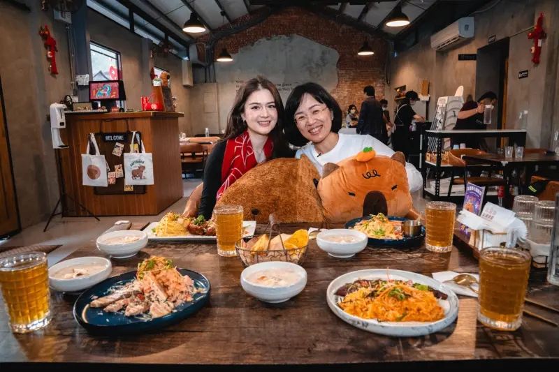 ▲身為東道主的蘇巧慧,招待杜若薇前往樹林超夯的網美餐廳「紅磚園邸」享受美食。(圖/蘇巧慧辦公室提供)