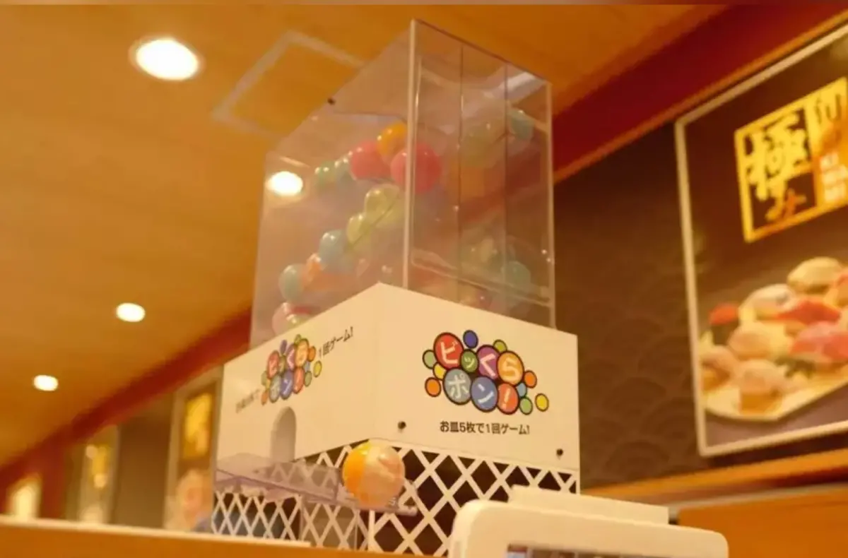 ▲日本知名迴轉壽司品牌「藏壽司」因為吃5盤壽司就可以轉扭蛋，吸引不少動漫迷上門光顧。（圖/藏壽司臉書）
