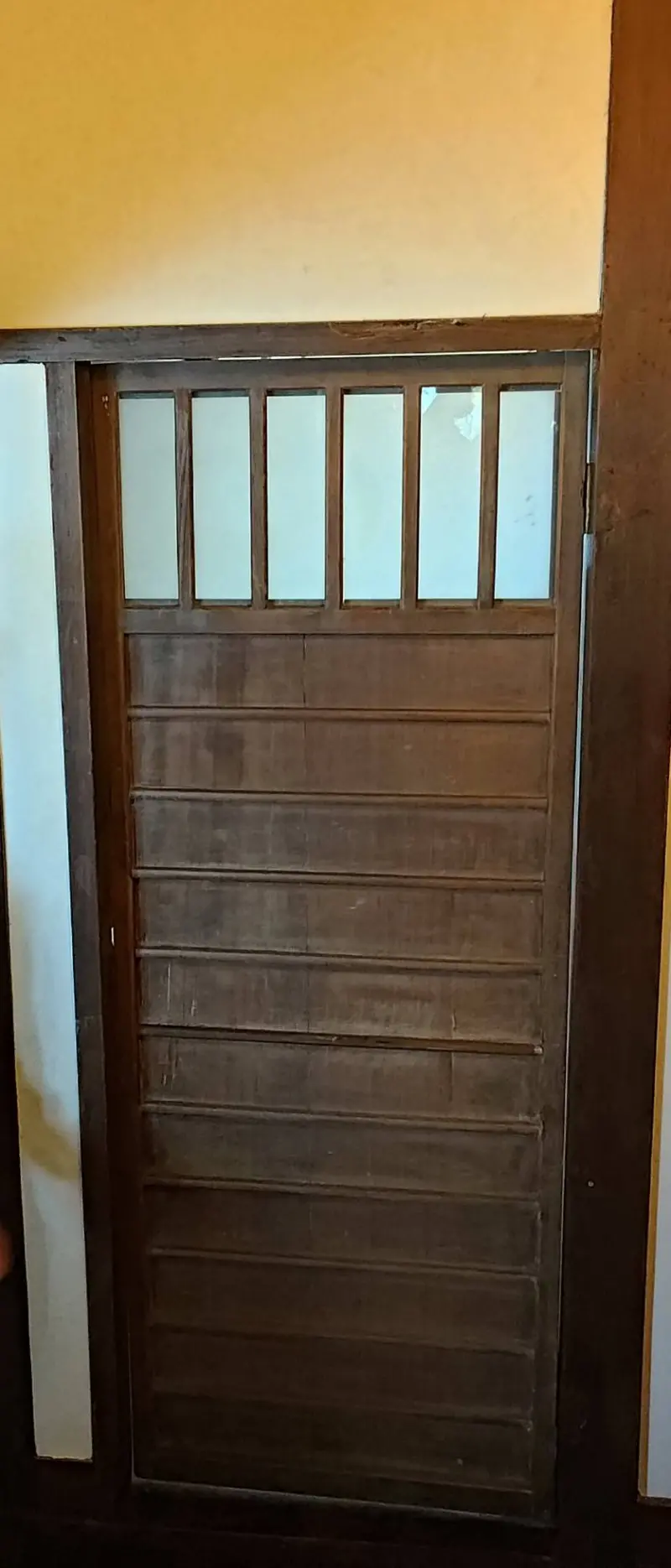 ▲失傳的卡榫工藝，由上下數第四節為門把。（圖／記者邱新博攝）