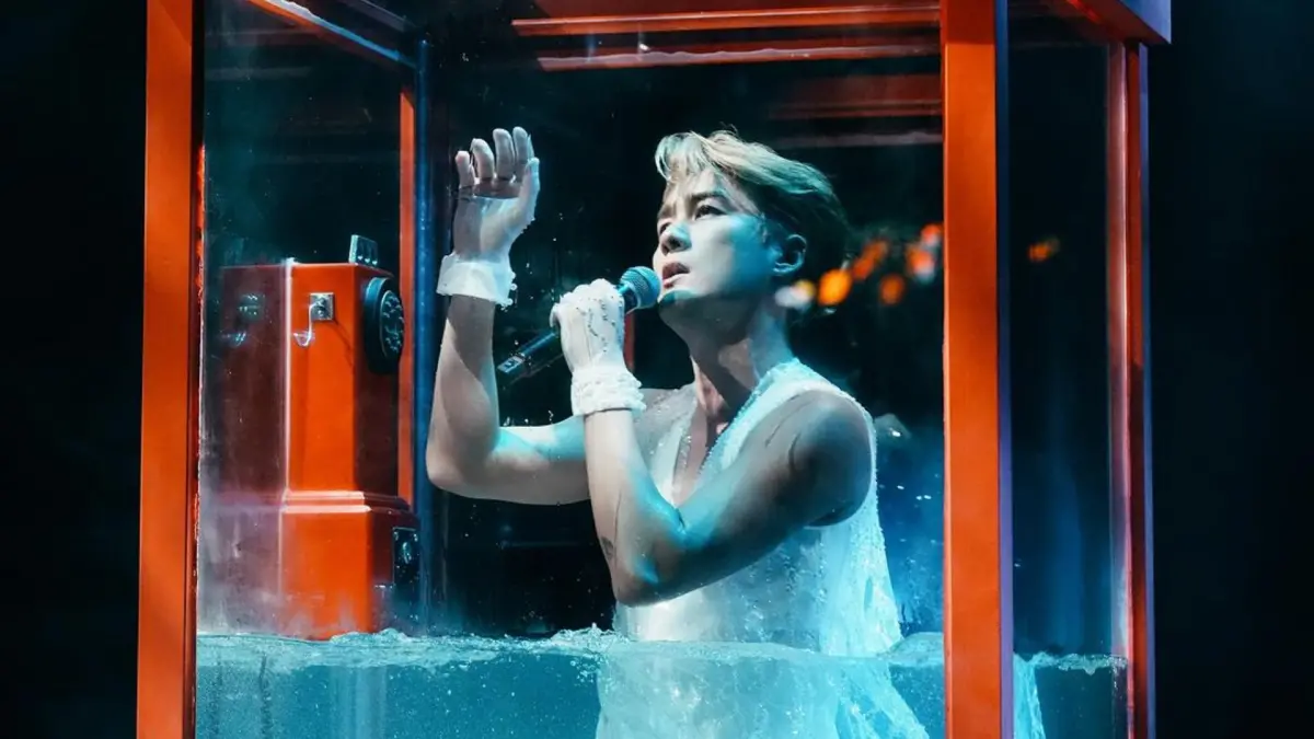 ▲吳克群在《超級巨星紅白藝能大賞》中泡水深情獻唱，與徐懷鈺的炸衣辣舞掀起滿滿回憶殺，現場秒變大型KTV，所有觀眾一起大合唱。（圖／吳克群IG）