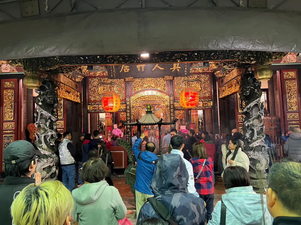 ▲大年初一不要洗衣服，以免好好運洗光，要記得走春拜拜，開門、拜拜吉時公開。圖為北市國定古蹟「大龍峒保安宮」初一參拜人潮。（圖／記者張志浩攝）