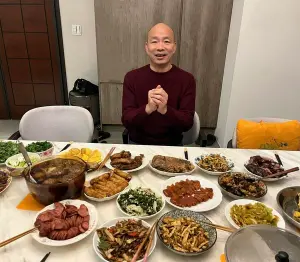 除夕夜享佳餚！韓國瑜曬一桌年夜飯　祝福「龍攜好運來」新春快樂
