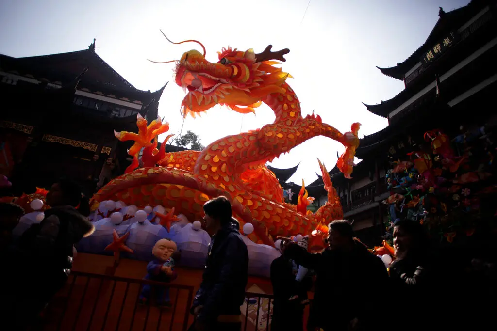 ▲農曆龍年到，不少大朋友小朋友在春節期間開心領紅包。（圖／美聯社／達志影像）