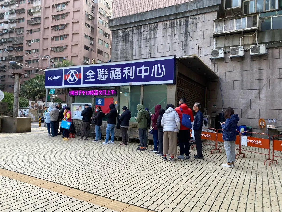 ▲大年初一，全聯福袋上午9點開賣，8點已見排隊人潮。（圖／記者徐銘穗攝）