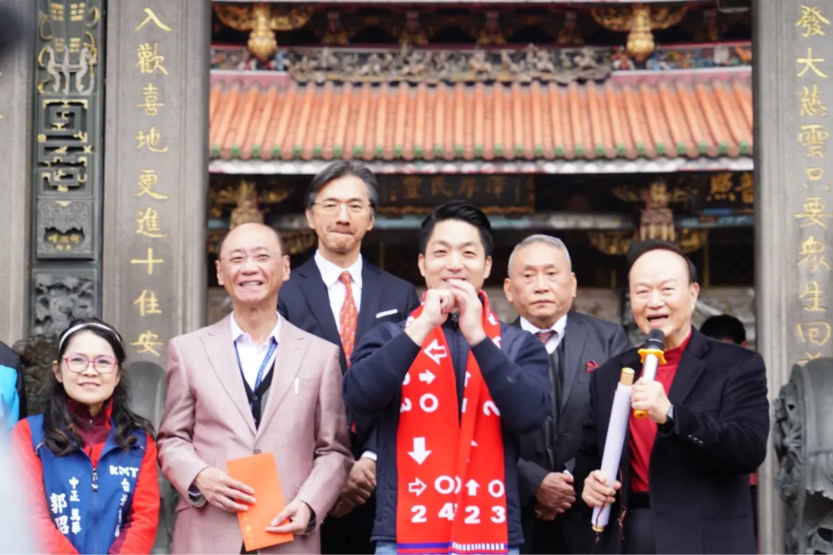 ▲台北市長蔣萬安前往龍山寺參香被問及競選歌曲太老派時飆告五人名曲。（圖／台北市府提供）