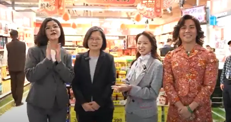 ▲蔡英文與YouTuber「陪沈團」逛賣場。（圖／總統府提供）