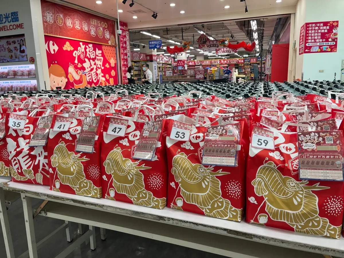 ▲家樂福今年繼續推出龍年福袋，民眾大年初一開搶，桂林店、內湖店、八德店、新店都是開賣10分鐘即完售。（圖／家樂福提供）
