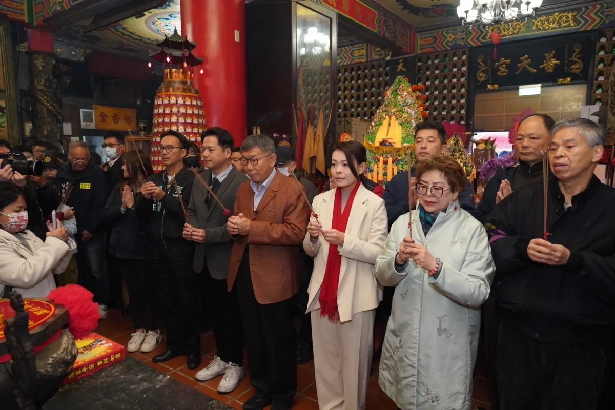 ▲柯文哲與高虹安、邱臣遠赴新竹普天宮參拜。（圖／民眾黨提供）