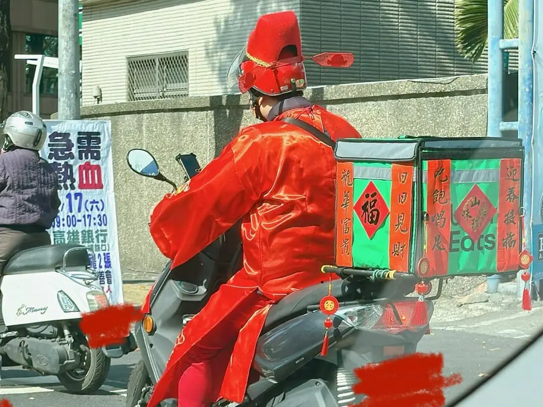 ▲網友捕捉到高雄「吳柏毅」外送員過年扮財神跑單外送，讚爆「意圖使人包紅包」。（圖／翻攝路上觀察學院臉書）