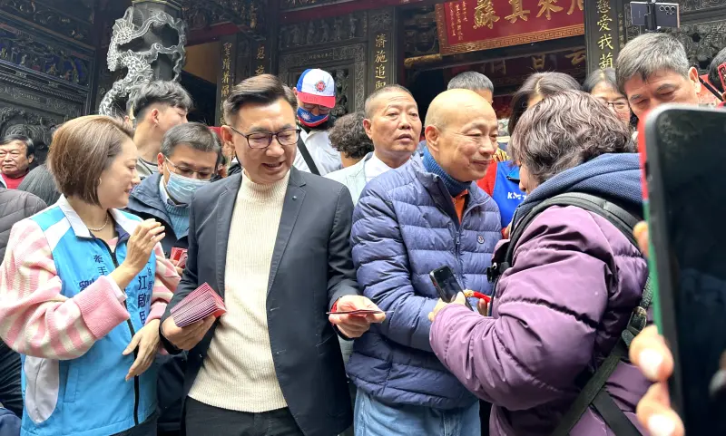 ▲韓國瑜與江啟臣大年初一到豐原慈濟宮發紅包。(圖/記者顏幸如攝,2024.02.10)