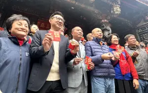 不是五月天!韓國瑜、江啟臣豐原發小紅包 路人問:有天團來? ▲韓國瑜與江啟臣等人拿著豐原慈濟宮建醮錢母亮相。(圖/記者顏幸如攝,2024.02.10)