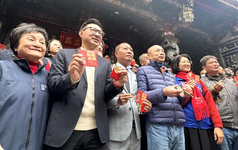 ▲韓國瑜與江啟臣等人拿著豐原慈濟宮建醮錢母亮相。(圖/記者顏幸如攝,2024.02.10)