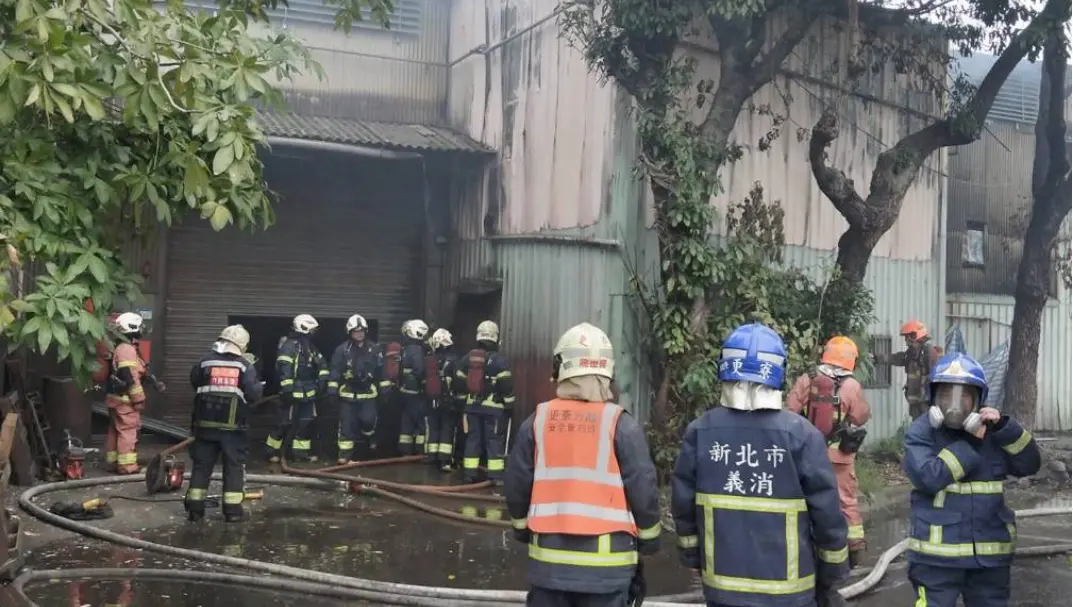 ▲五股一家資源回收場10日中午突然傳出火警。（圖／翻攝畫面）