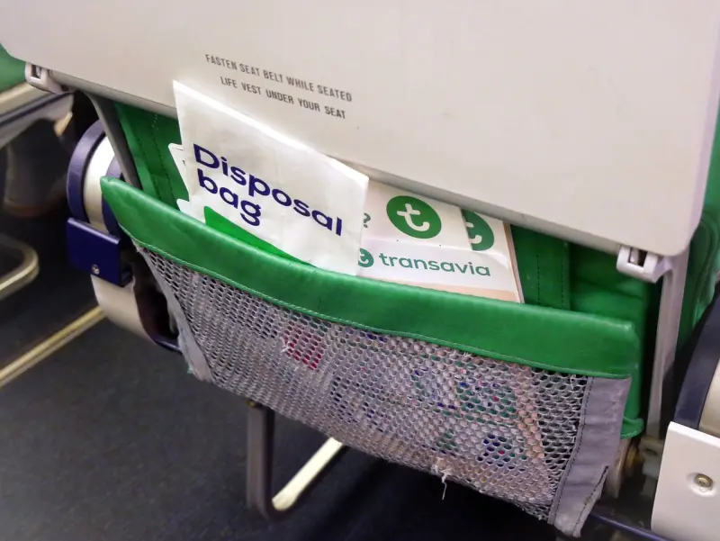 ▲飛機上的座位都會附有嘔吐袋，有網友突發奇想DIY成手機支架。示意圖。（圖／翻攝自Pixabay）