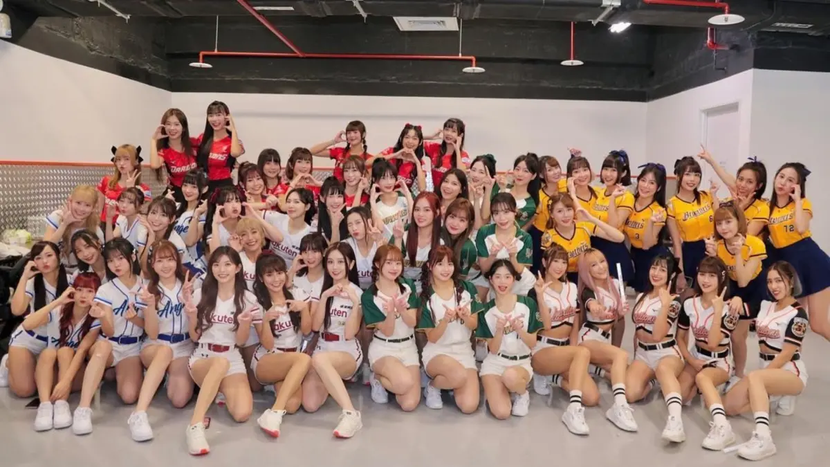 ▲由安芝儇領軍台鋼雄鷹等6支啦啦隊、超過50名啦啦隊女孩，在除夕節目合體表演，線上湧入上萬名網友觀看朝聖，直呼：「我等了一個晚上！」（圖／Wing Stars啦啦隊IG）