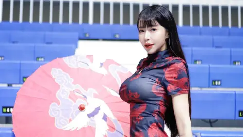 梓梓旗袍太緊了！意外勒出「超兇猛曲線」辣暈粉絲狂刷：大紅大梓
