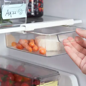 ▲KLIPPKAKTUS冰箱收納盒，能加裝在冰箱玻璃層架底部，增加垂直空間利用，抽屜式設計方便取用物品，$179。（圖／IKEA提供）