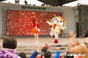 春節照常開園!北市動物園初一擠滿人 贈「限量山椒魚開運紅包」