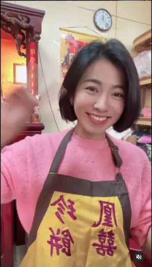 ▲米可白直接成為店內活招牌,替自家餅舖賣力宣傳,展現親和力與大家合照。(圖/米可白IG) ▲米可白直接成為店內活招牌,替自家餅舖賣力宣傳,展現親和力與大家合照。(圖/米可白IG)