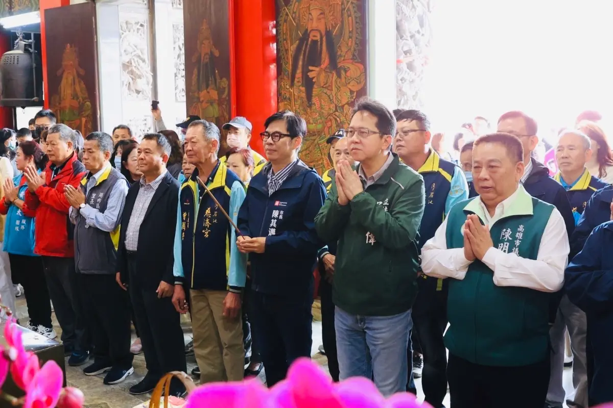 ▲高雄市長陳其邁大年初一一早就到茄萣白沙崙萬福宮、湖內慈濟宮及永安永安宮參香祈福，祈求風調雨順、國泰民安。（圖／高市府提供）