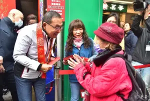 大年初一上香祈福 侯友宜:對台灣未來有信心