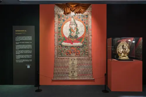 ▲文化部蒙藏文化館展出大白傘蓋佛母唐卡及佛像。（圖／文化部提供）