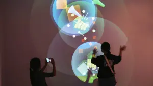▲「光影魔法美術館Art in Wonderland」特展，將獨特的電腦技術融入沉浸式的互動裡。（圖／科工館提供）