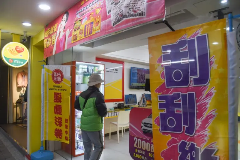 ▲今（26）日晚間威力彩第113000017期開獎，因為近期已經連9槓，因此頭獎金額上看5.3億元。（圖／記者陳明安攝）