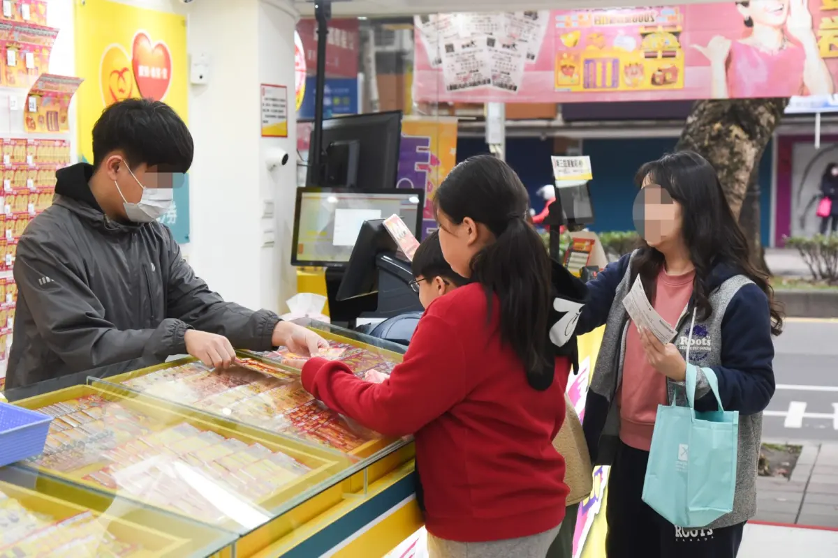 ▲今（4）日晚間威力彩第113000019期開獎，本期威力彩頭獎為保證2億元。（圖／記者陳明安攝）