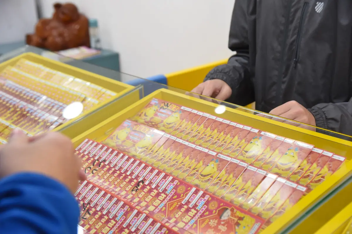 ▲30歲的新北市男子買刮刮樂試手氣，排隊時發現店貓壓著一張2000元號碼「4號」沒有人要刮的刮刮樂，好奇心驅使下選擇刮開，竟中百萬大獎。（圖／NOWnews資料照）