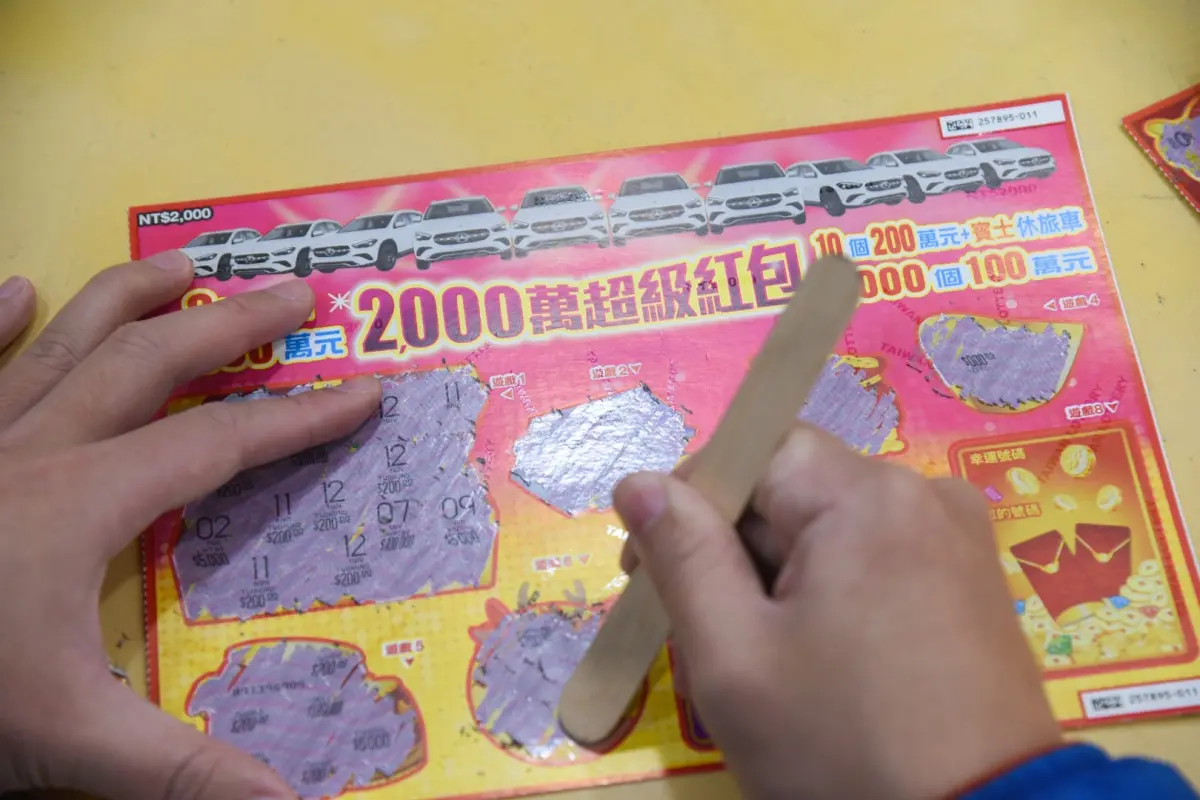▲過年期間家人團聚熱熱鬧鬧，許多人都到彩券行掏錢購買刮刮樂，希望能在龍年開端就得到大獎，一夕翻身。（示意圖／記者陳明安攝）