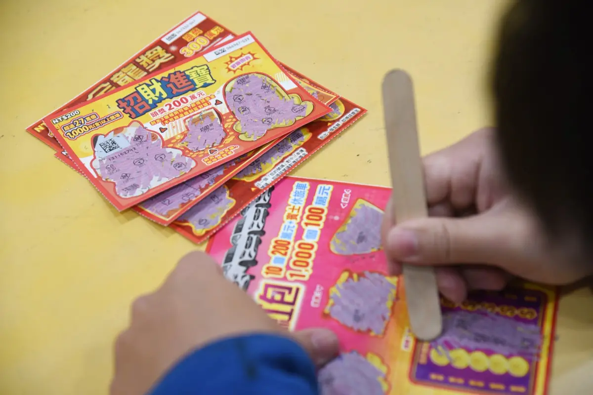 ▲農曆春節期間，許多人返鄉與親友團聚時，都會集資購買刮刮樂討個喜氣。（圖／記者陳明安攝）