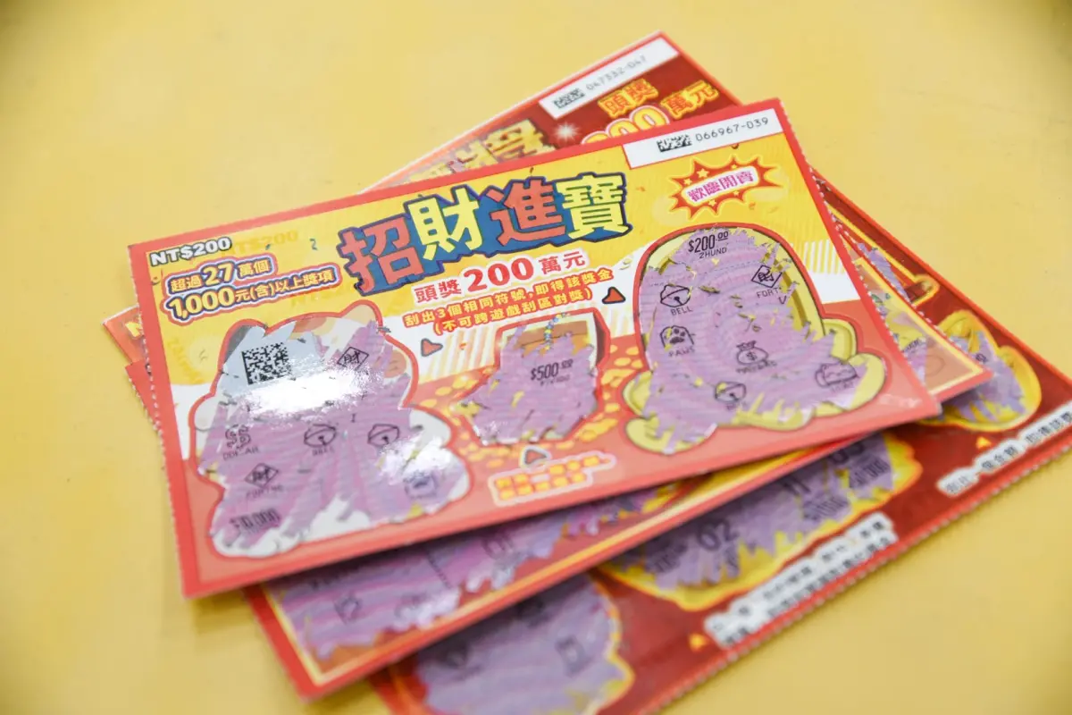 ▲台彩公告有14張兔年刮刮樂到現在都還沒人去領，其中一張中200萬元，明（16）日到期，呼籲中獎民眾趕快去領。（圖／記者陳明安攝）
