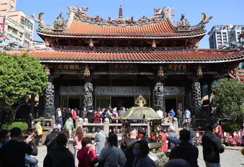 9天年假進入倒數了!上班族一看2025行事曆更崩潰:準備連上6天班