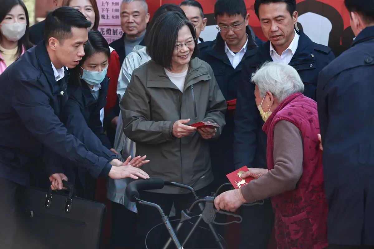▲蔡英文初二到台北關渡宮發放紅包。（圖／記者葉政勳攝，2024.02.11）