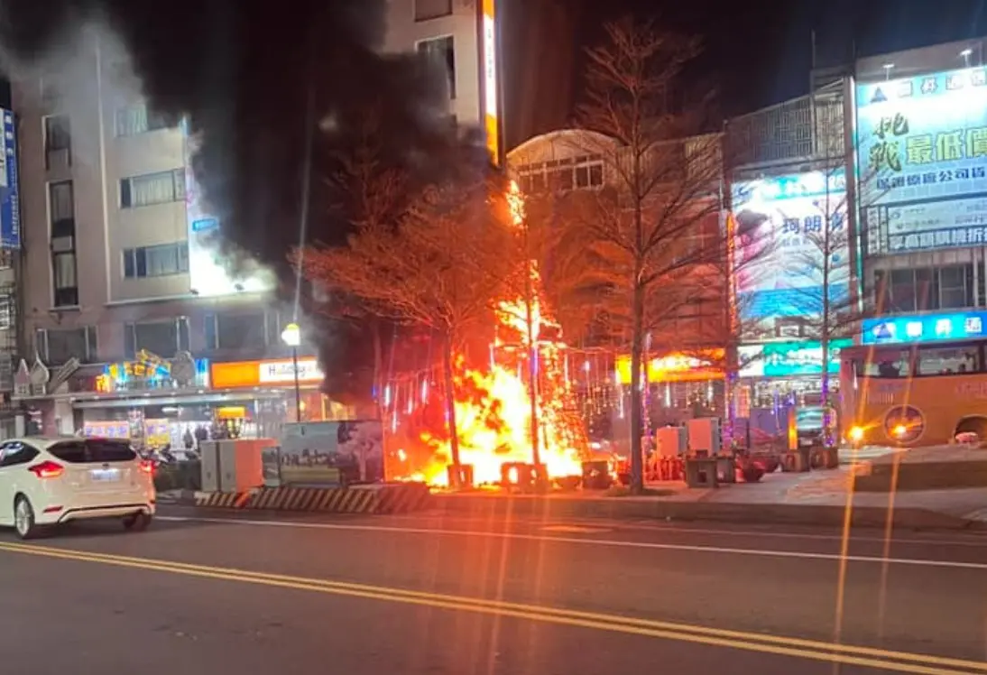 ▲10日晚間，苗栗縣頭份某公園內，一處聖誕樹裝飾藝術突然起火燃燒，警方調閱監視，查出陳女當晚帶著2名孩子，到公園施放鞭炮及煙火，結果不慎點燃聖誕樹，全案依公共危險罪嫌移送偵辦。（圖／翻攝畫面）