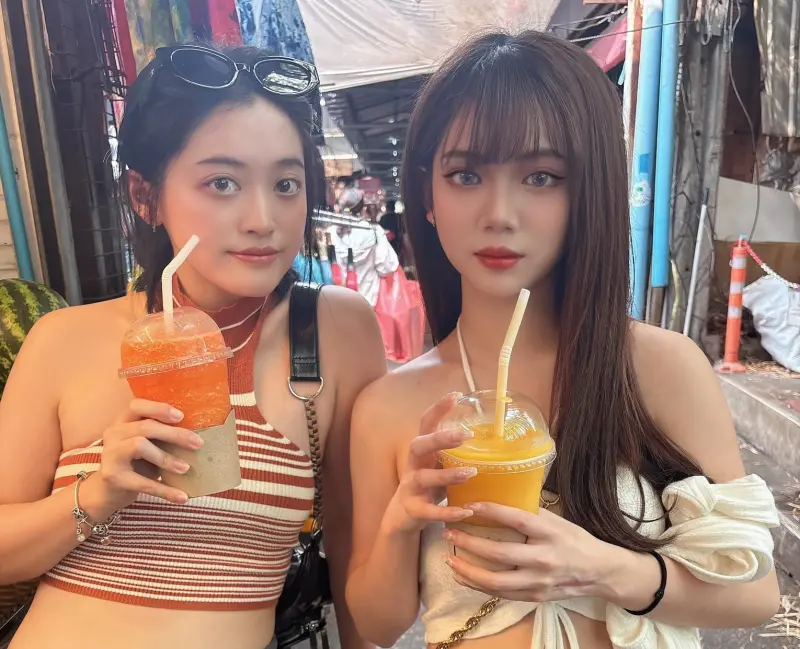 ▲王彩樺的兩個女兒黃于庭（右）、黃繶帆（左）在泰國旅遊，清涼裝扮讓人直呼太辣了。（圖／王彩樺FB）