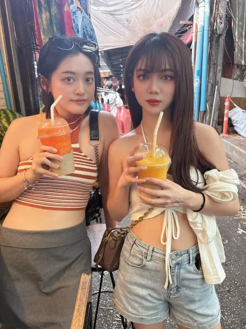 ▲王彩樺的兩個女兒黃于庭（右）、黃繶帆（左）在泰國旅遊，只穿一件小可愛。（圖／王彩樺FB）