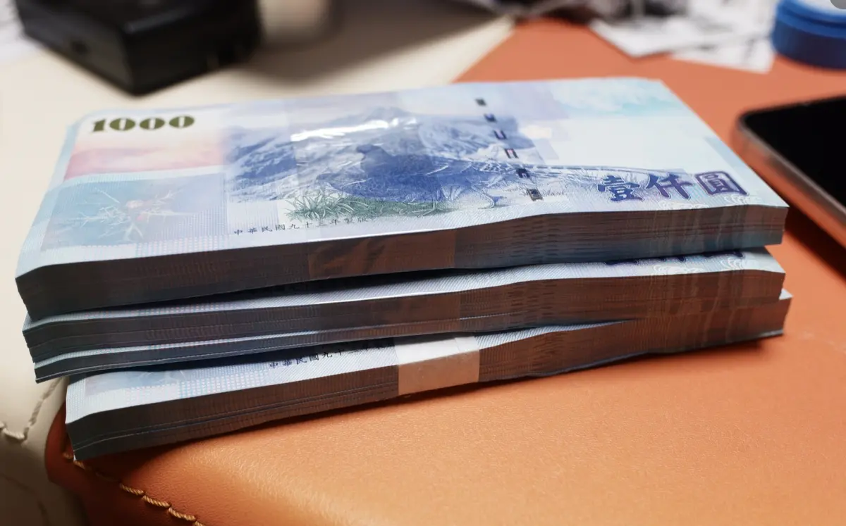 ▲過年期間許多民眾都會換新鈔，拿來包給親朋好友紅包討個喜氣。（示意圖／取自486先生臉輸）
