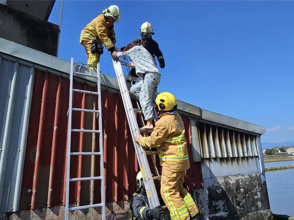 ▲宜蘭市一處民宅初二發生火警，女住戶受困後陽台。（圖／翻攝畫面）