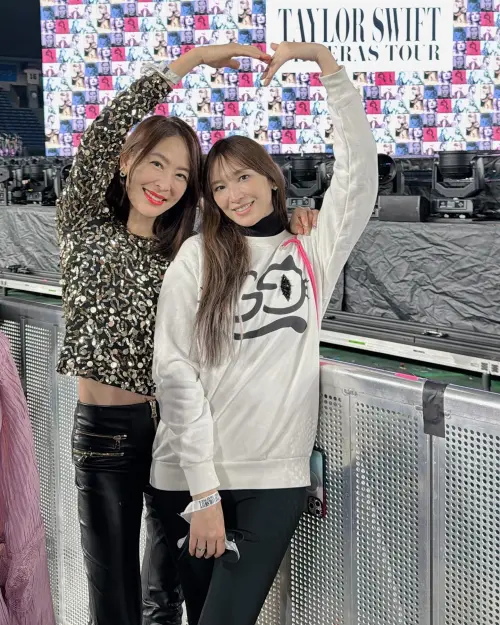 ▲吳佩慈(右)近3年沒露臉,罕見現身泰勒絲東京演唱會。(圖/賈永婕臉書) ▲吳佩慈(右)近3年沒露臉,罕見現身泰勒絲東京演唱會。(圖/賈永婕臉書)