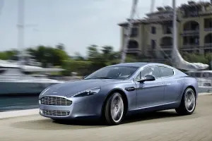 ▲Aston Martin的5門4座車款「Rapide」，從車頭造型研判，年份大約是2013年之前的版本。（示意圖／取自網路）